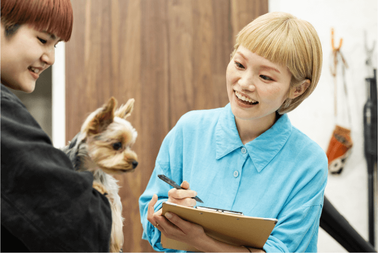 写真：トリマーがお客様にカウンセリングをする様子