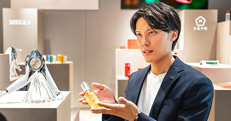 商品をプレゼンする男性